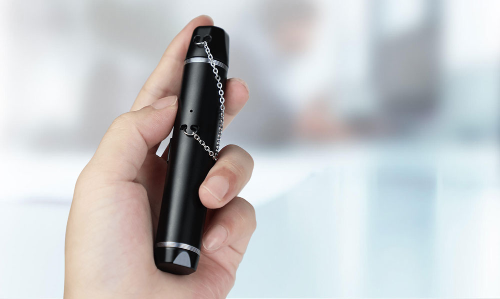 eleaf-glass-pen-in-hands.jpg
