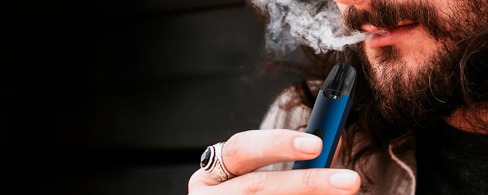 joyetech-evio-c-in-hands.jpg