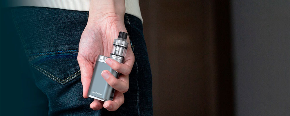 eleaf istick pico plus 75w in hands