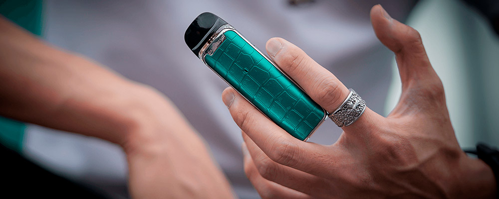 vaporesso luxe q in hands