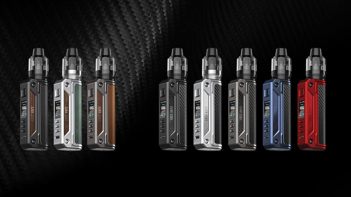 obzor lost vape thelema solo 1 Одной из ключевых особенностей Thelema Solo является его брутальный внешний вид. Компания Lost Vape неизменно придерживается своего собственного стиля, и практически все боксмоды от этого бренда обладают строгим оформлением с выраженными рублеными гранями, а также угловатым каркасом. Это, однако, практически никак не сказывается на эргономике, и девайсы удобно лежат в руке, обладая при этом приятным весом. Каркас мода изготовлен из прочного цинкового сплава, что придает устройству надежность и долговечность. Удобство же при удержании обеспечивают вставки из кожи, располагающиеся на той стороне, что обычно прилегает к ладони пользователя. img style=