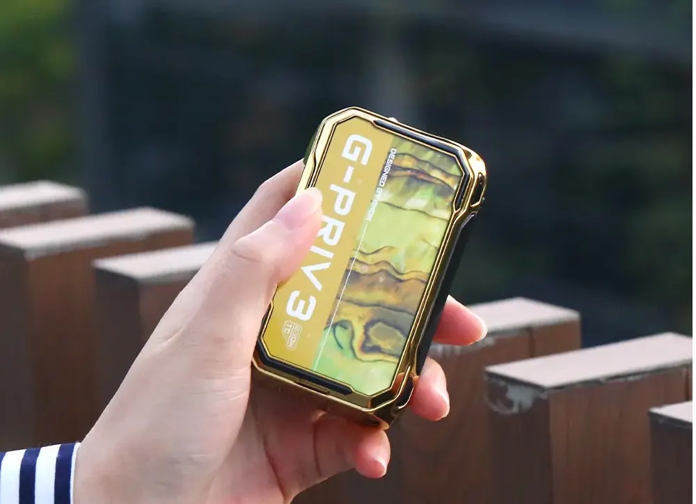 smok-gpriv-3-in-hands.jpg